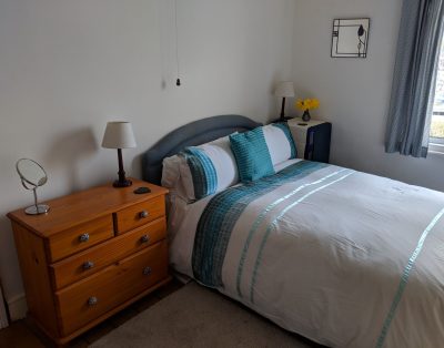 Cosy large room nr TV studios, Paintworks & stores