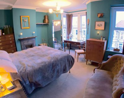 Beautiful big, quiet room w/ luxe bed + desk